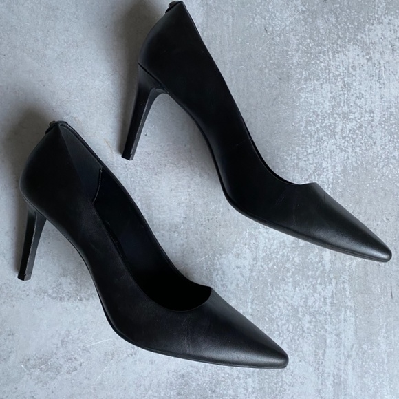 Black Michael Kors Pointed Leather Heels “Dorothy Flex Pumps” - Picture 2 of 5